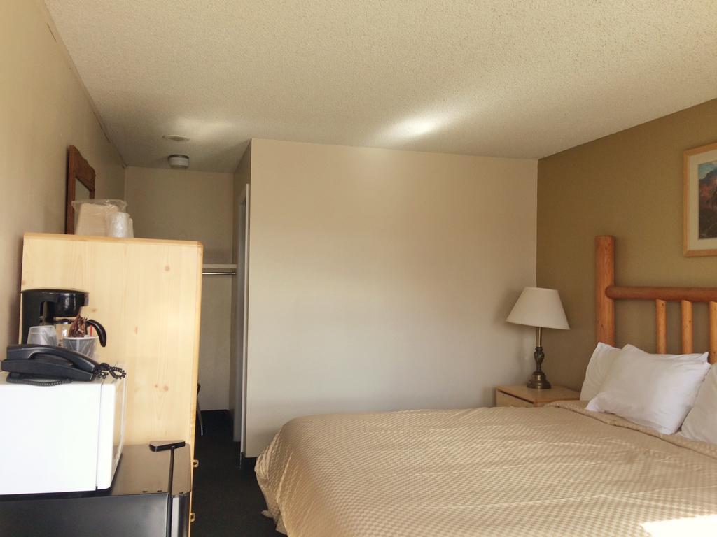 באטל מאונטיין Rodeway Inn & Suites מראה חיצוני תמונה